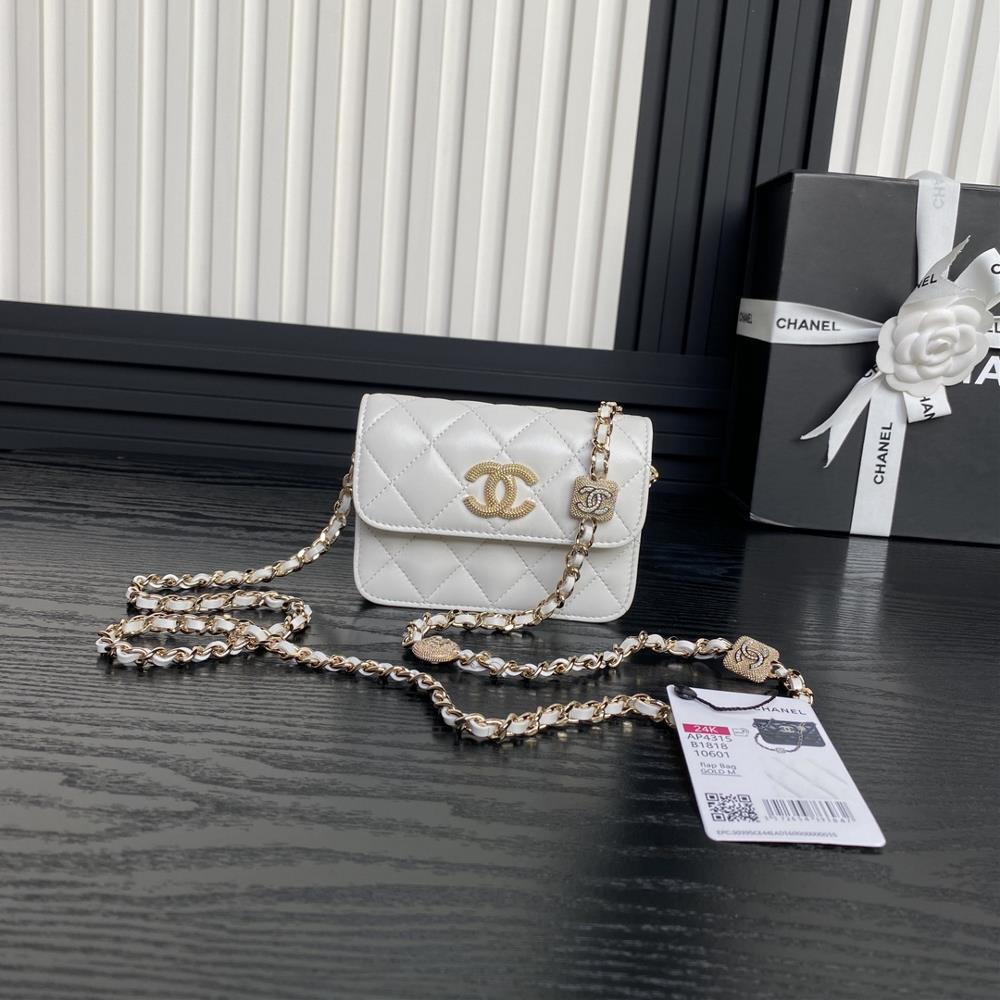 The Chanel 24K small waste bag AP4315 embossed rhinestone chain is super luxurious made of highquality sheepskin material with excellent glossiness