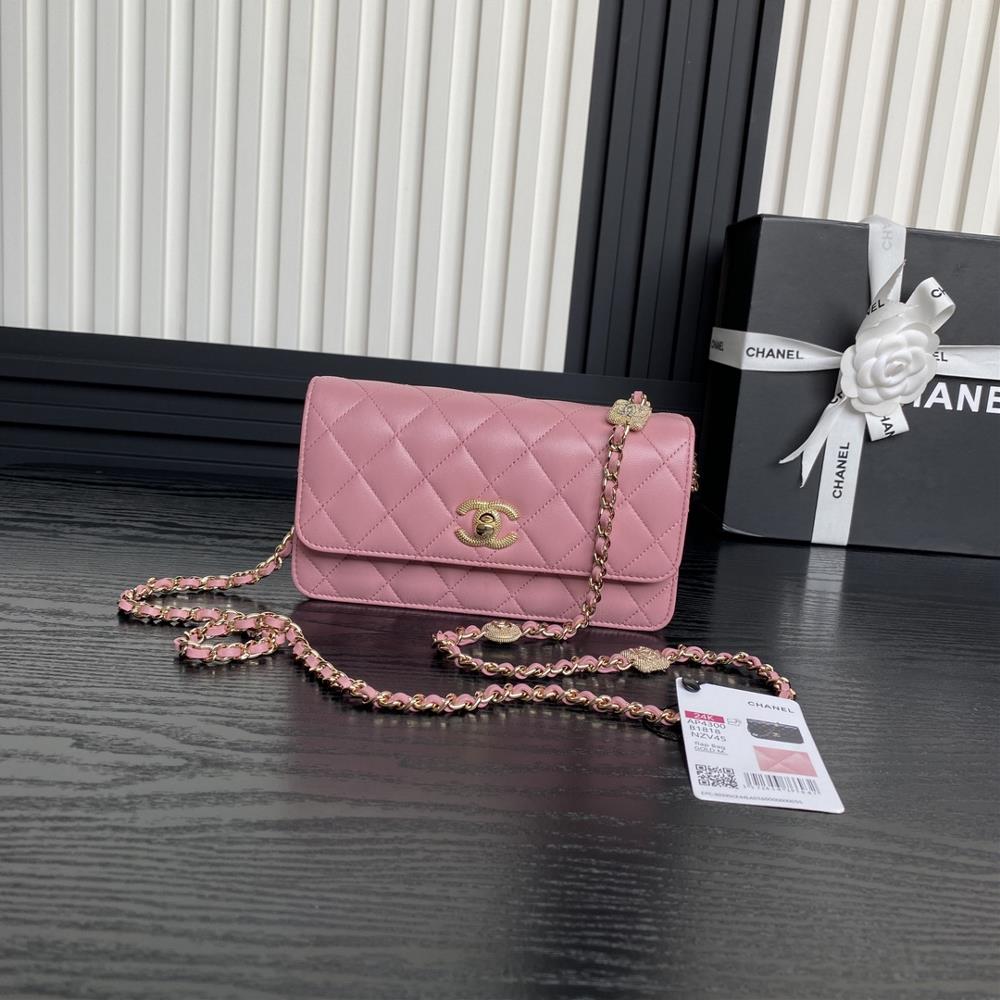 The Chanel 24K organ bag AP4300 embossed rhinestone chain is super luxurious made of highquality sheepskin material with excellent glossiness and ha