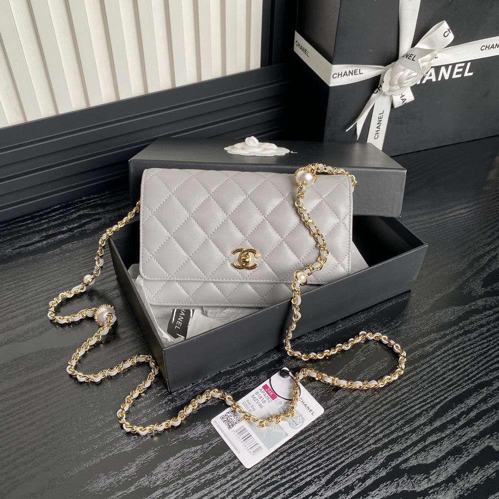 The Chanel 24K Pearl AP4282 WoC is super luxurious made of highquality sheepskin material with excellent glossiness and hand feel Whats even more