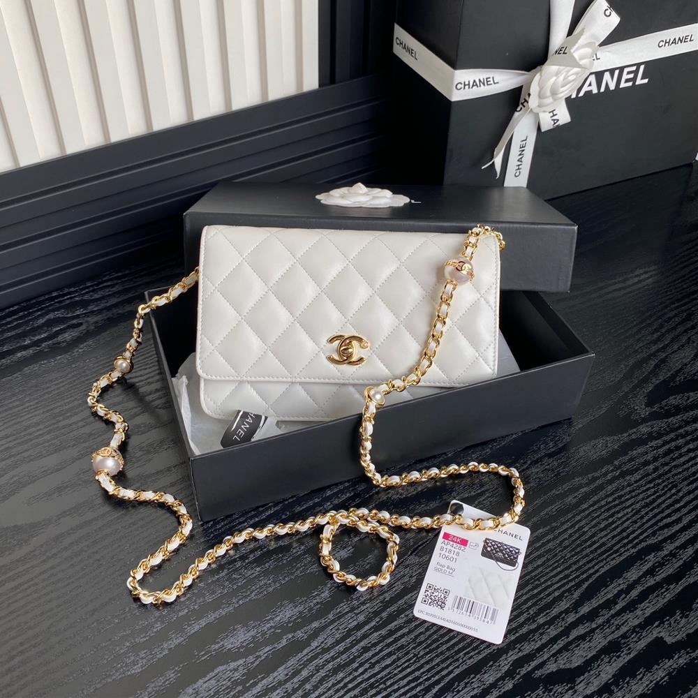 The Chanel 24K Pearl AP4282 WoC is super luxurious made of highquality sheepskin material with excellent glossiness and hand feel Whats even more