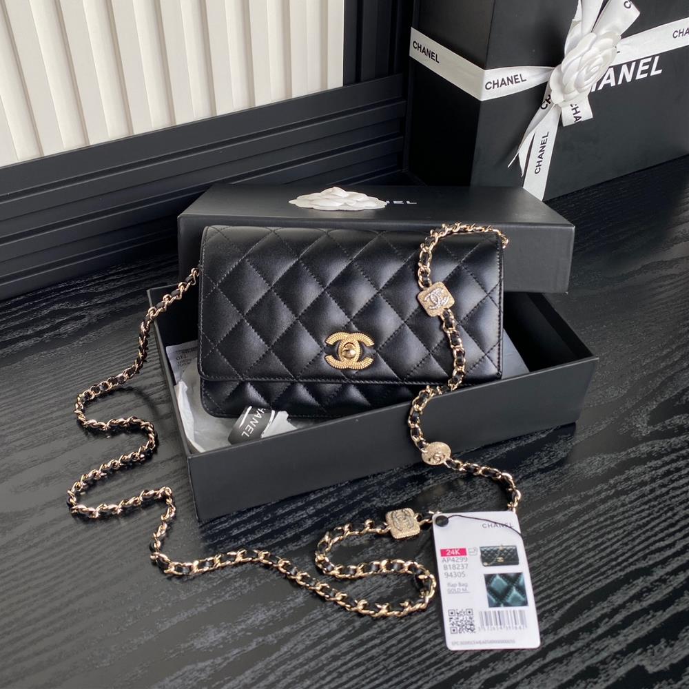 Chanel 24K AP4299 embossed rhinestone chain woc is super luxurious made of highquality sheepskin material with excellent glossiness and hand feel W