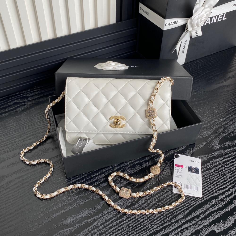 Chanel 24K AP4299 embossed rhinestone chain woc is super luxurious made of highquality sheepskin material with excellent glossiness and hand feel W