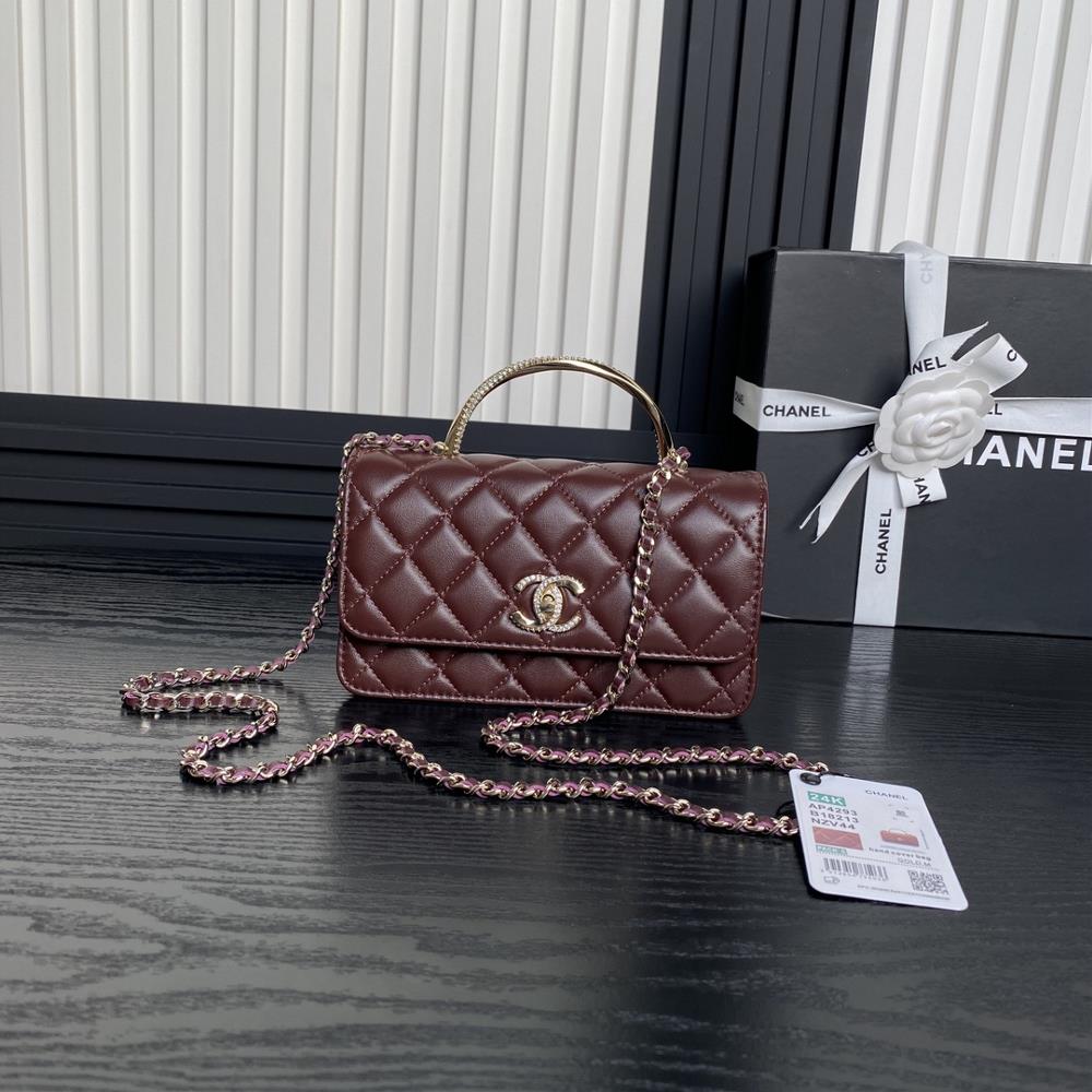 The Chanel 24k rhinestone handle organ bag AP4293 is really beautiful I fell in love with the handle design as soon as I saw it The exquisite design