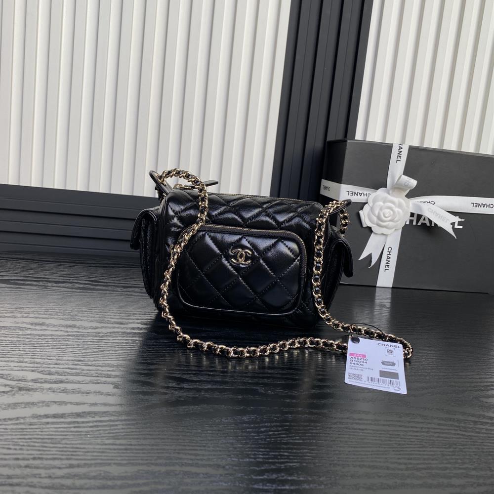 The Chanel 24K camera bag AS5220 has a perfect sense of luxury and is worth recommending The small and exquisite camera design with calf leather and