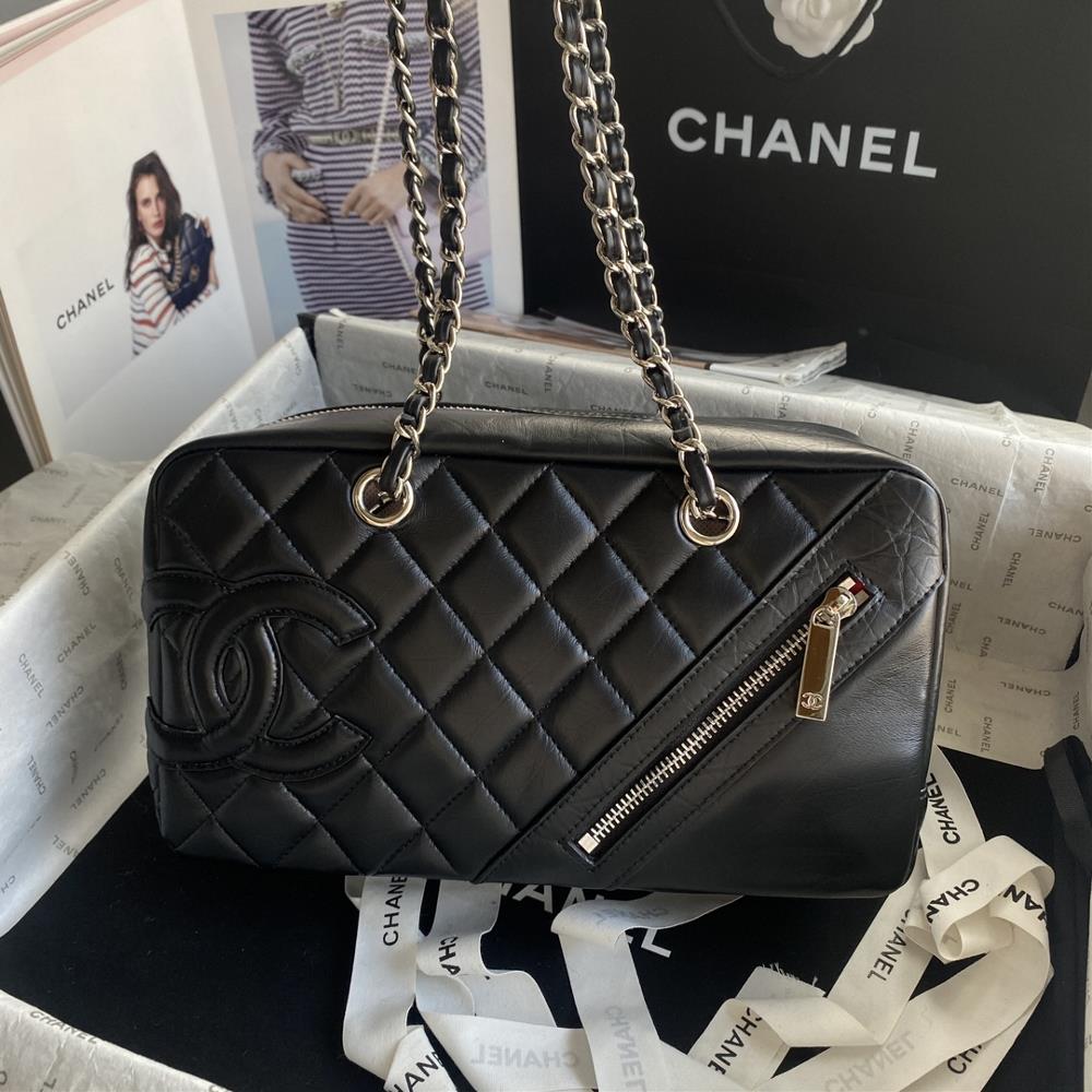 Chanel has been enduring for a long time Who carries who is handsome Chanel Camphor BasketThe striking dual C logo on the bag serves as decorationFr