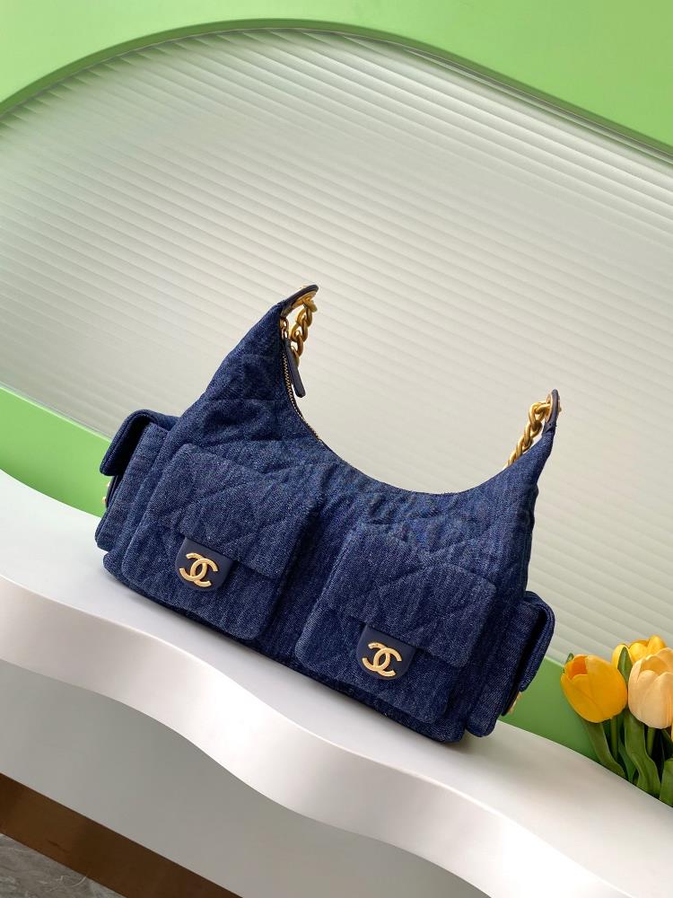 The 25C popular denim fabric bag is surprisingly lightweight and beautiful With four pockets the entire bag is full of energy The chain is thick b