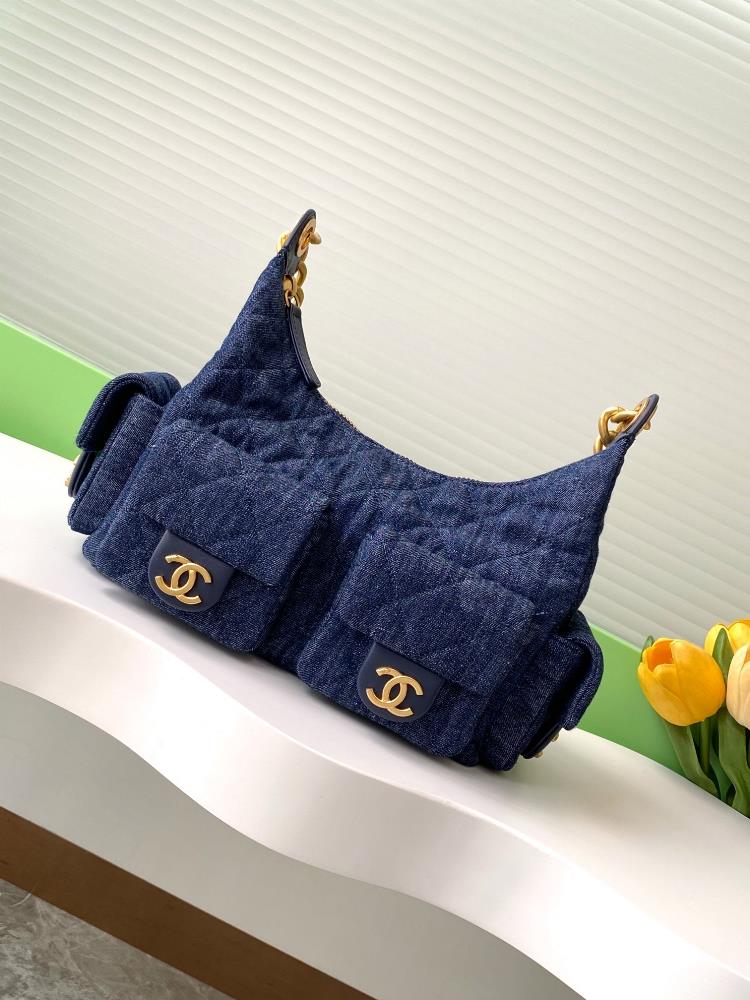 The 25C popular denim fabric bag is surprisingly lightweight and beautiful With four pockets the entire bag is full of energy The chain is thick b