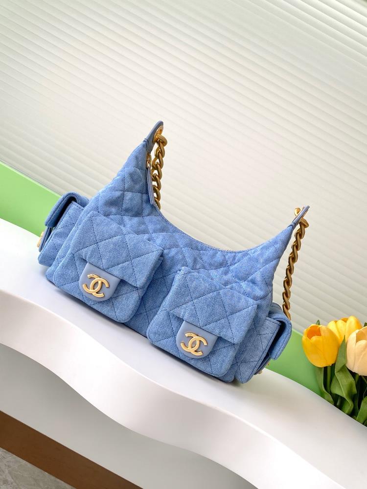 The 25C popular denim fabric bag is surprisingly lightweight and beautiful With four pockets the entire bag is full of energy The chain is thick b