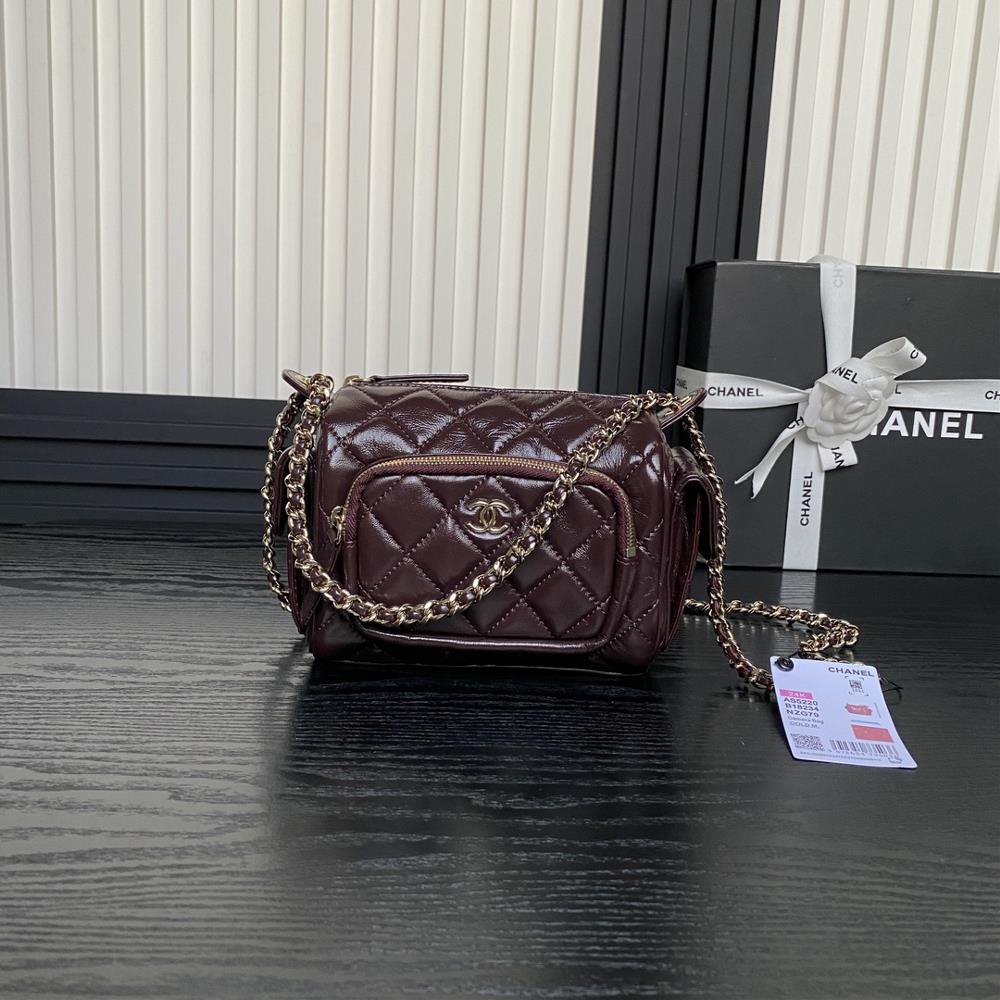 The Chanel 24K camera bag AS5220 has a perfect sense of luxury and is worth recommending The small and exquisite camera design with calf leather and