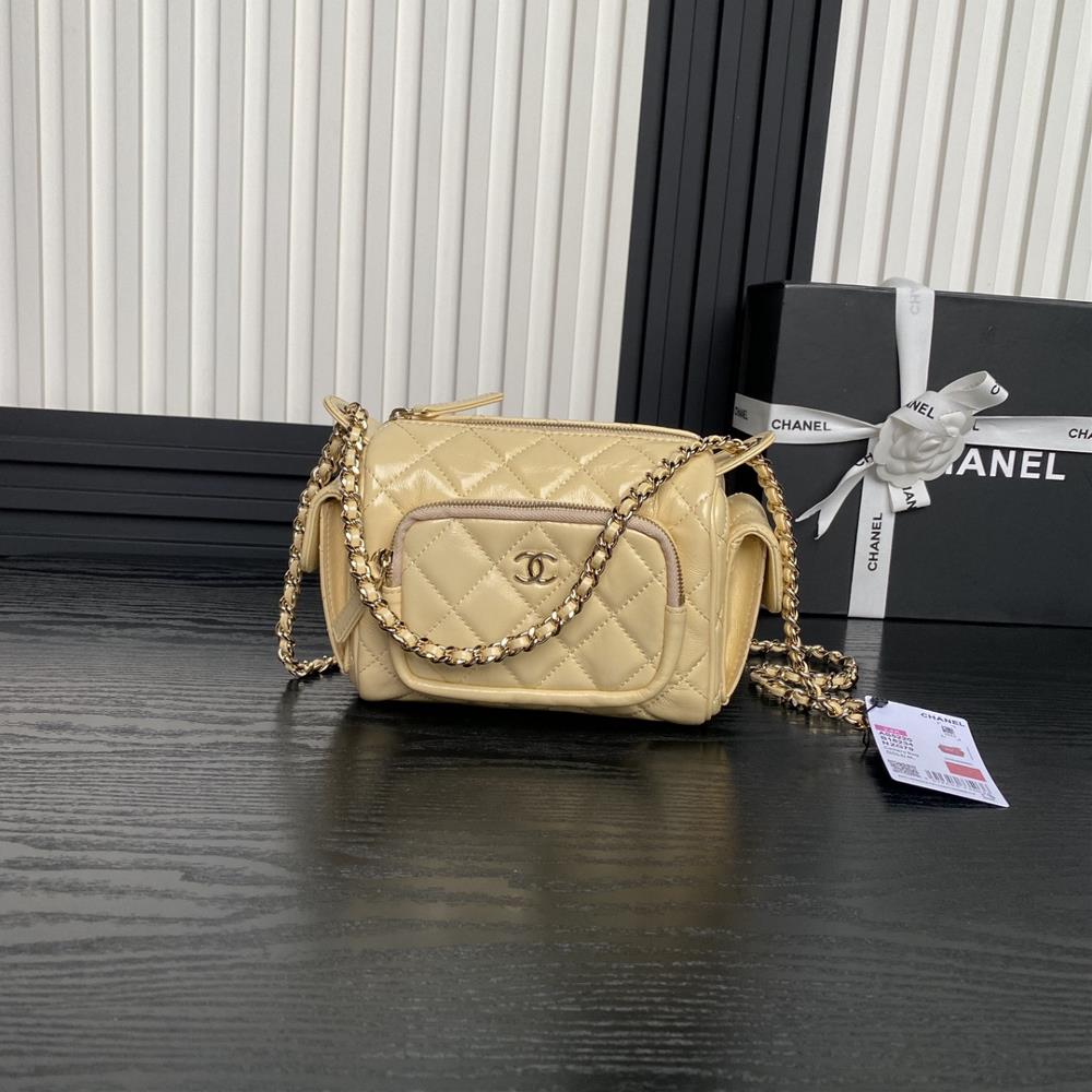 The Chanel 24K camera bag AS5220 has a perfect sense of luxury and is worth recommending The small and exquisite camera design with calf leather and