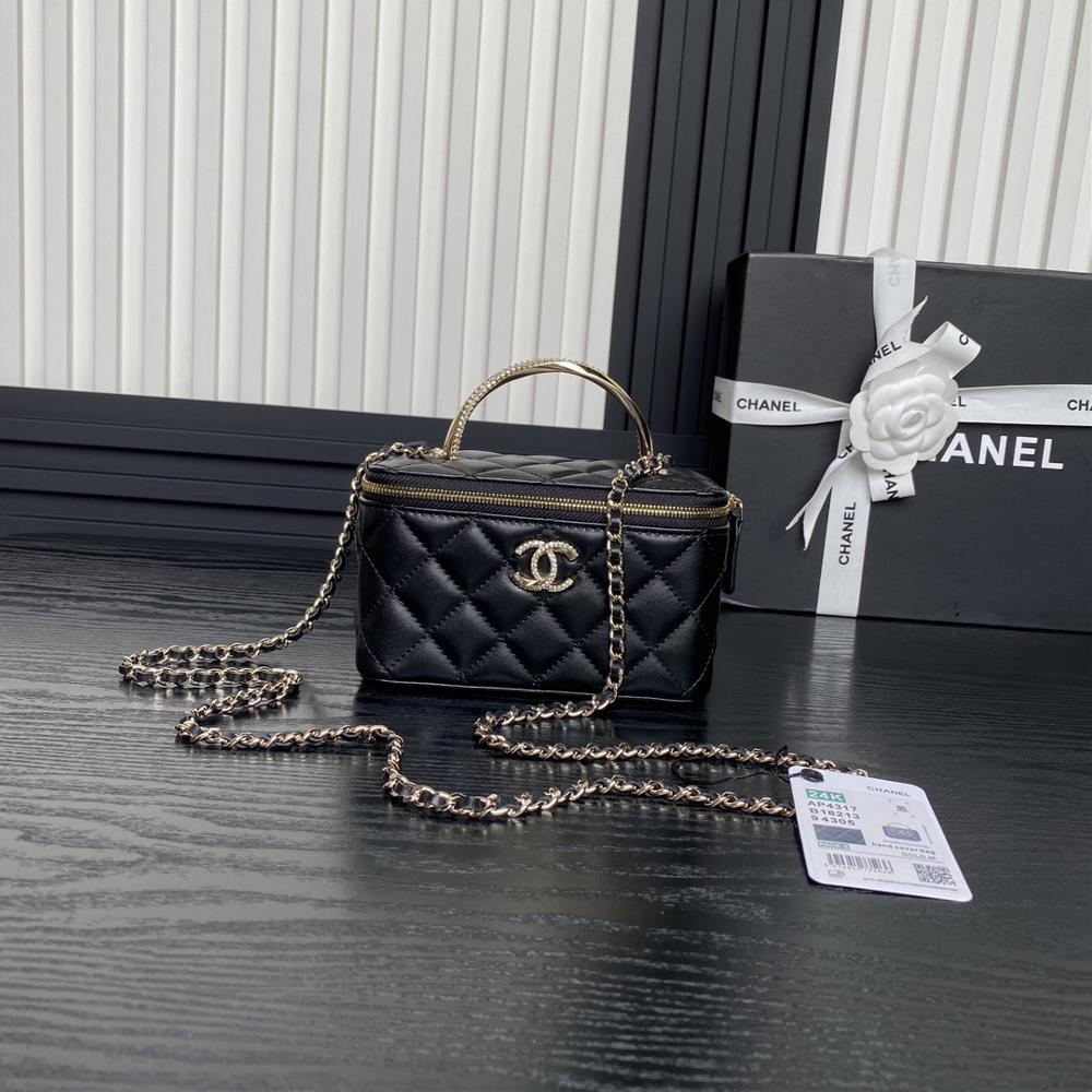 The Chanel 24k rhinestone handle makeup bag AP4317 is really beautiful I fell in love with the handle design as soon as I saw it The exquisite desig