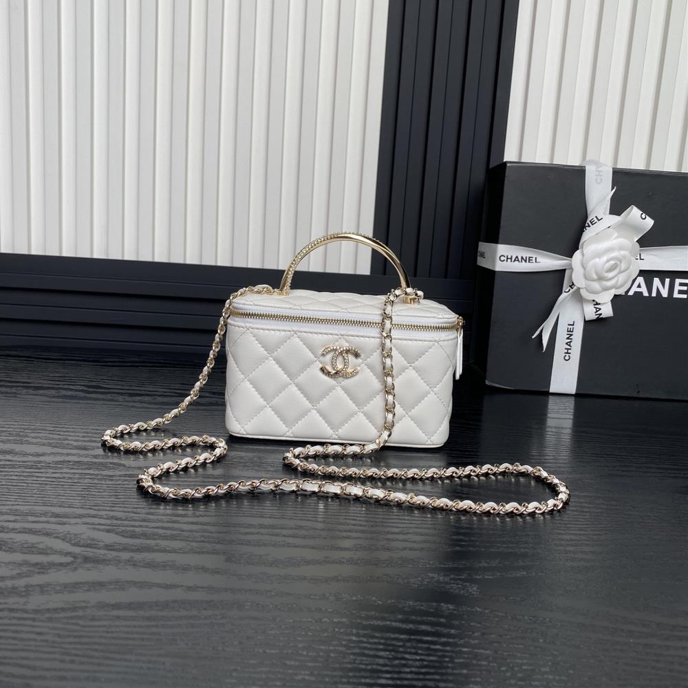 The Chanel 24k rhinestone handle makeup bag AP4317 is really beautiful I fell in love with the handle design as soon as I saw it The exquisite desig