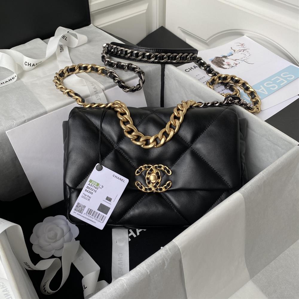 1160 Ohanel AutumnWinter 19Bag combines all classic pillow bagsThis bag was designed by Karl Lagerfeld and the new director Virginie Viard and it is