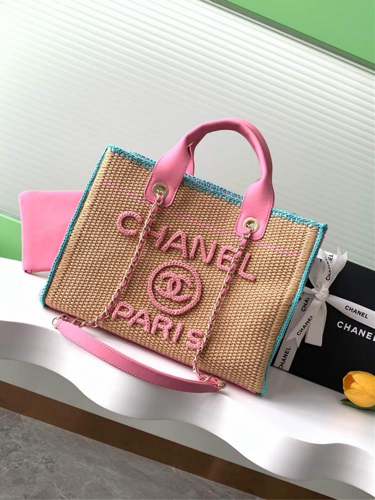 0 woven CHANEL beach bag  Romantic summer atmosphereThe unique weaving material and fresh color combination create a summer atmosphere The interweav