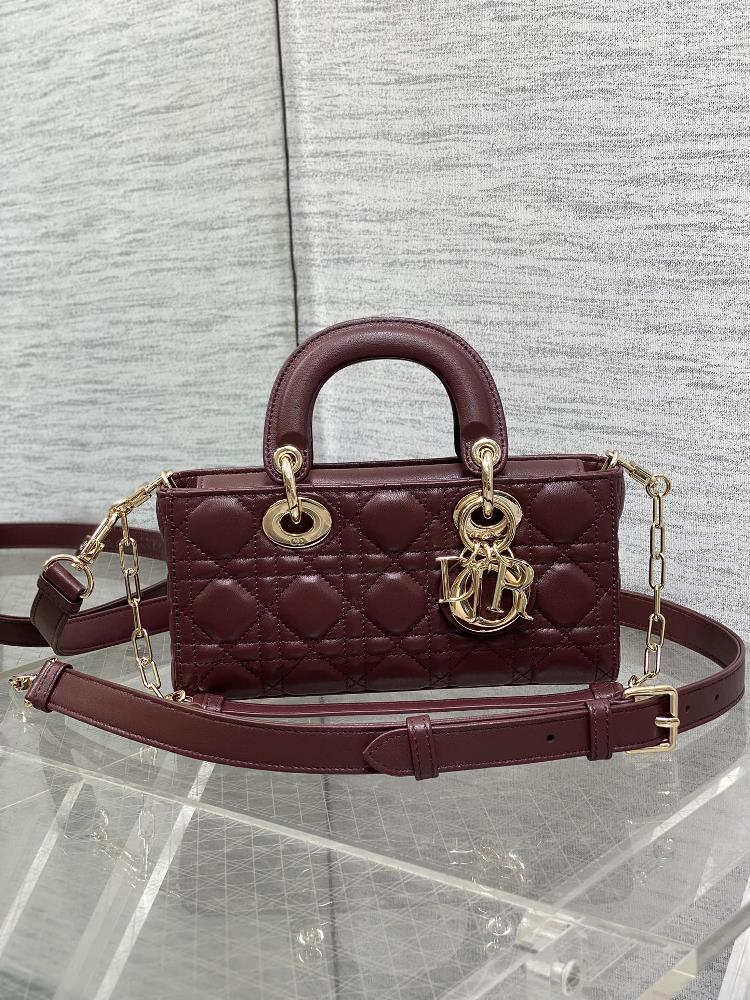 Wine red small size in stockThe allnew Djoy has made a strong comeback following the rhythm of the latest small and popular models The bag comes wi