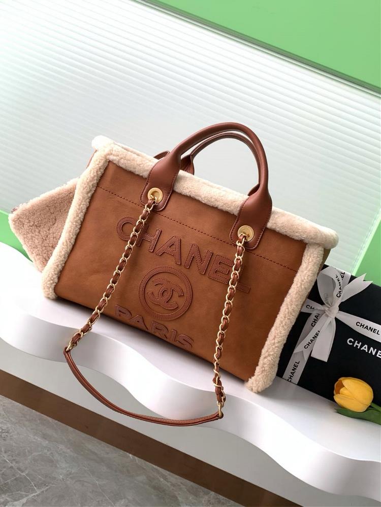 0Chanel 24k Fashion Brown Hairy Beach BagDeer skin paired with fur is exclusively for autumn and winter teddy bearsStyle number AS3257Size 32  profes