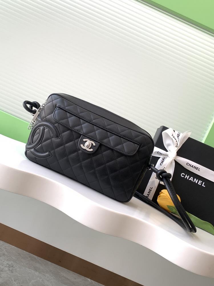 Chanel Kangpeng series black with black panda color camera bagI like Chanel Kangpeng series This camera bag is also a collection of every color Wow