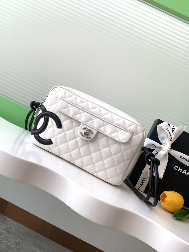 Chanel Kangpeng series white and black panda color matching camera bagI like Chanel Kangpeng series This camera bag is also a collection of every col