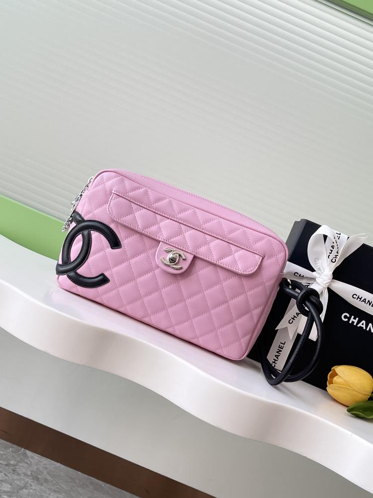 Chanel Kangpeng series pink with black panda color camera bagI like Chanel Kangpeng series This camera bag is also a collection of every color Wow