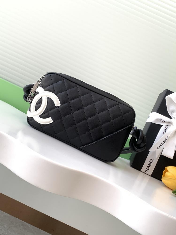 Chanel Kangpeng series black and white panda color underarm bagI like the Chanel Kangpeng series This underarm bag is also a collection of every colo