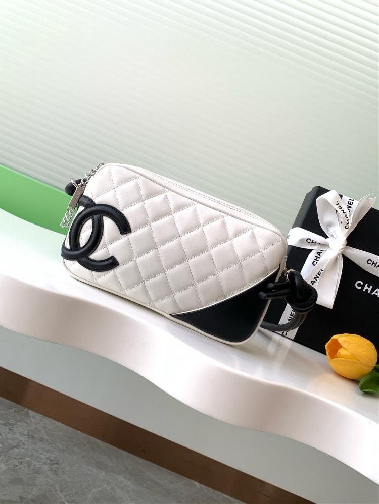 Chanel Kangpeng series white with black leather and black panda color underarm bagI like the Chanel Kangpeng series This underarm bag is also a colle