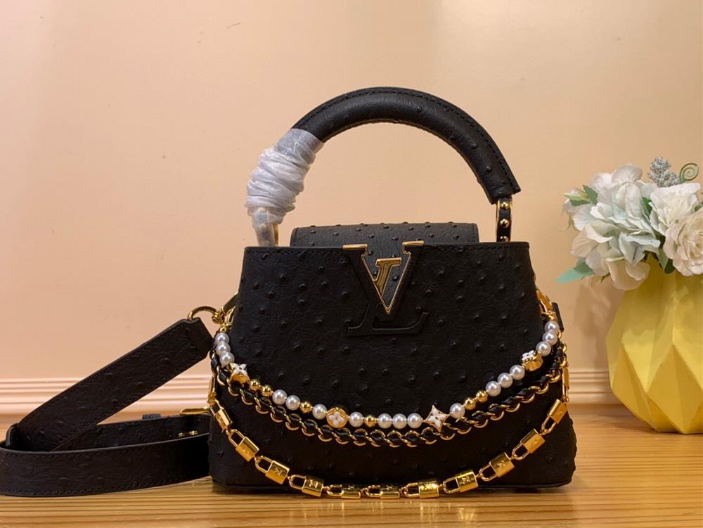 Original factory 23681400 toplevel original CAPUCINS mini handbag m11908 black pearl chainThis Capucines Hl mini handbag features the classic Taurill