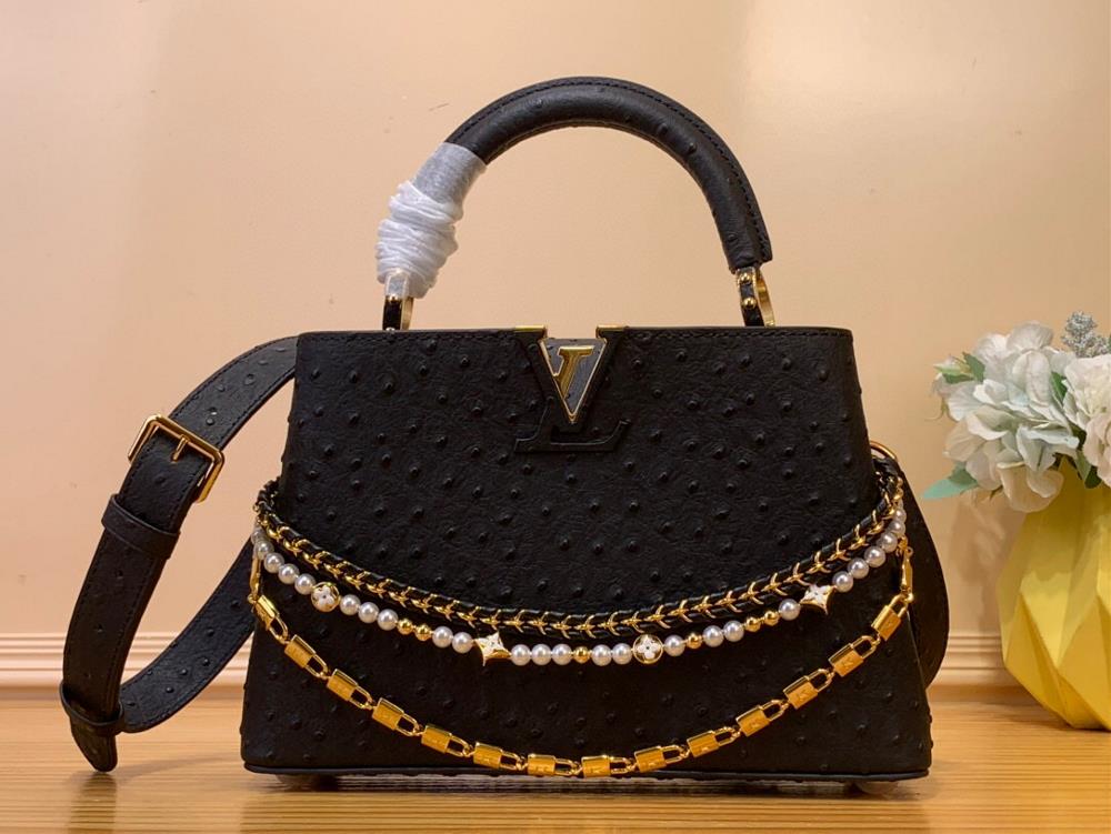 Original factory 23681500 toplevel original CAPUCINS bb handbag m11908 black pearl chainThis Capucines bb Hl handbag features the classic Taurillon l