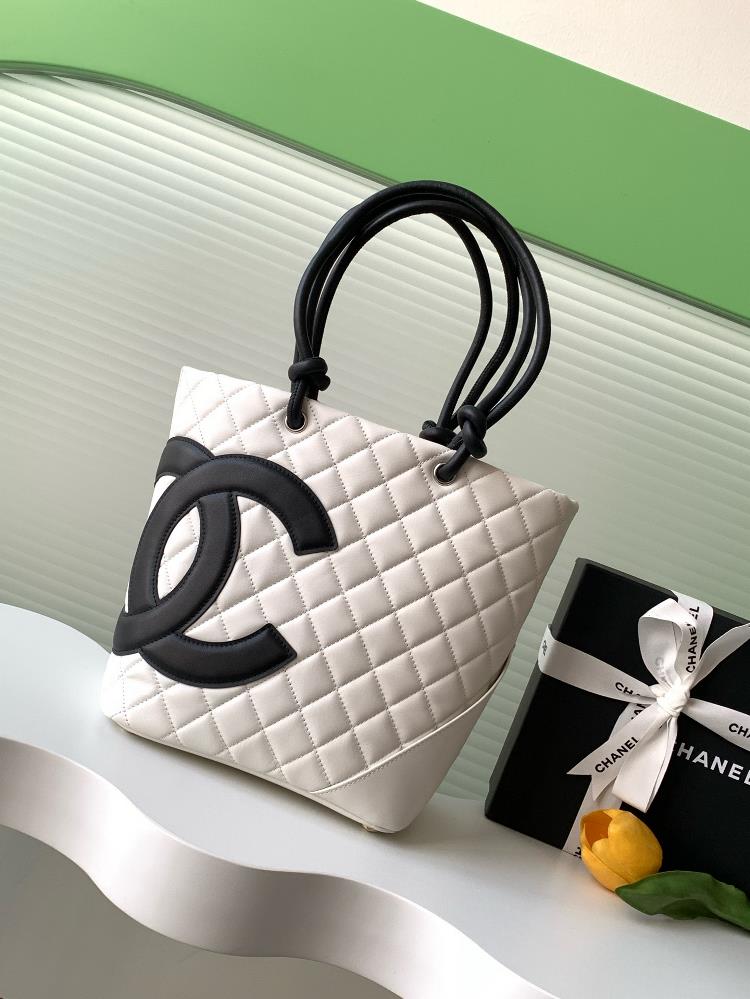 The Kangpeng in the medium panda color scheme is absolutely beautiful Whoever carries it is handsome The Chanel Kangpeng vegetable basket bag has a