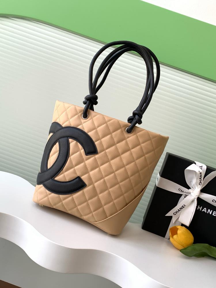 The Kangpeng in the medium panda color scheme is absolutely beautiful Whoever carries it is handsome The Chanel Kangpeng vegetable basket bag has a