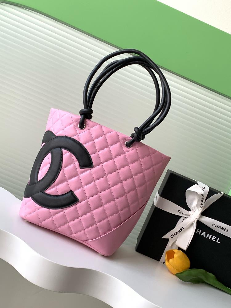 The Kangpeng in the medium panda color scheme is absolutely beautiful Whoever carries it is handsome The Chanel Kangpeng vegetable basket bag has a