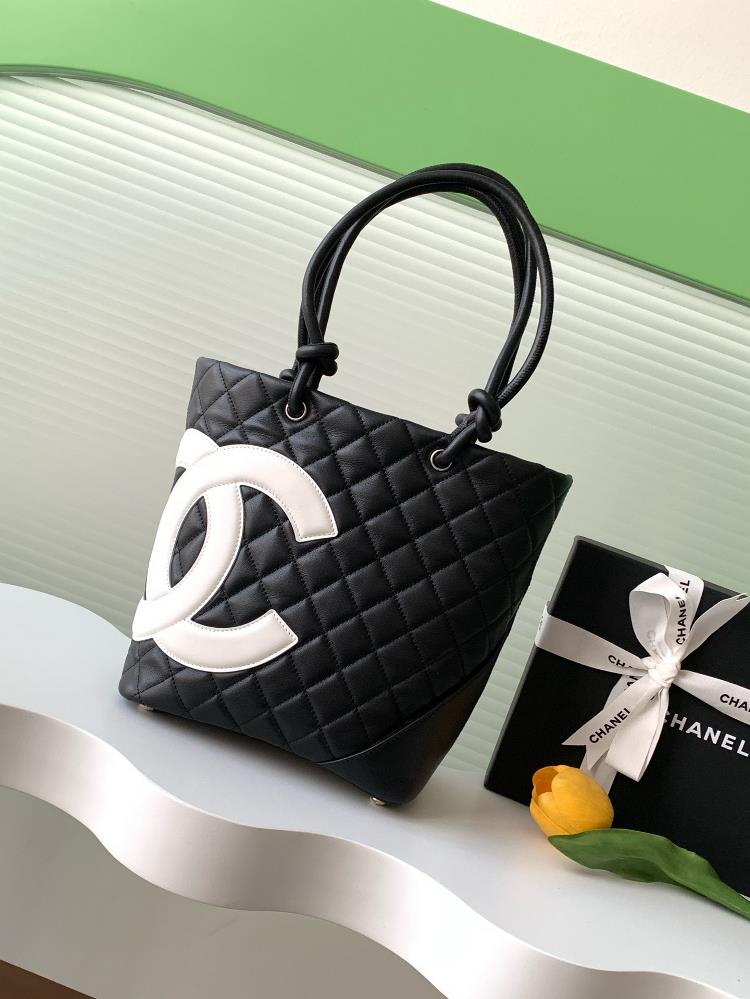 The Kangpeng in the medium panda color scheme is absolutely beautiful Whoever carries it is handsome The Chanel Kangpeng vegetable basket bag has a