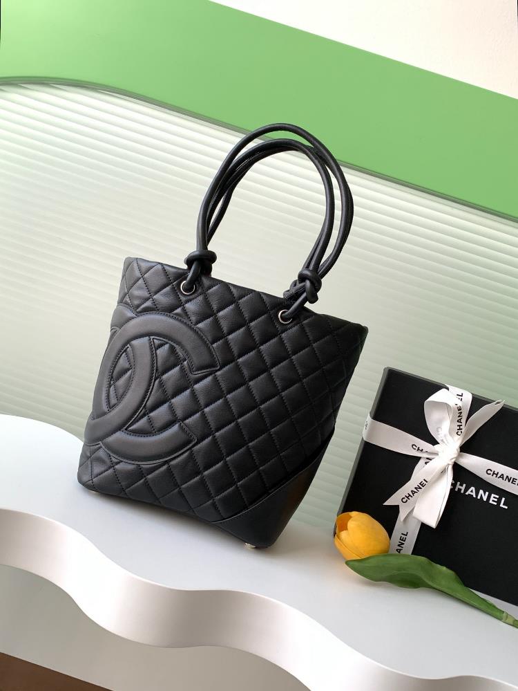 The Kangpeng in the medium panda color scheme is absolutely beautiful Whoever carries it is handsome The Chanel Kangpeng vegetable basket bag has a