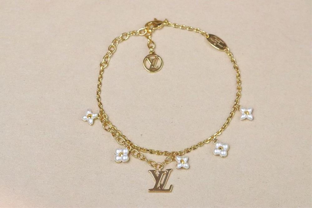 Louis Vuitton letter floral pattern pearl doublelayer braceletThe iconic pearl flowers are gentle and elegant paired with classic LV letters and dou