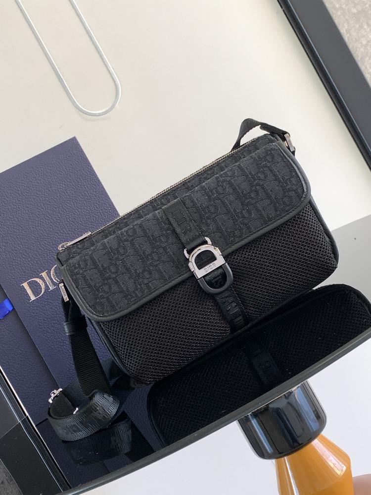 The largesized Dior 8 handbag comes with shoulder straps and is a new addition to the Spring 2024 mens clothing collection Its unique design showca