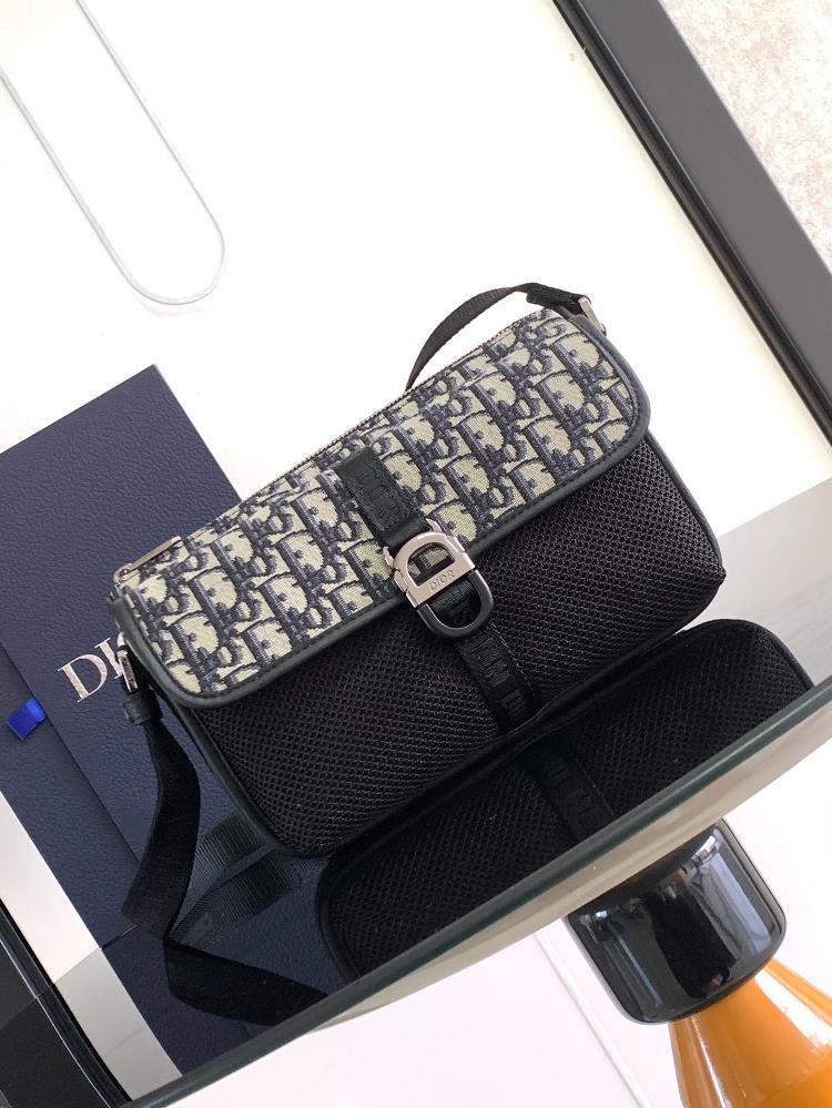 The largesized Dior 8 handbag comes with shoulder straps and is a new addition to the Spring 2025 mens clothing collection Its unique design showca