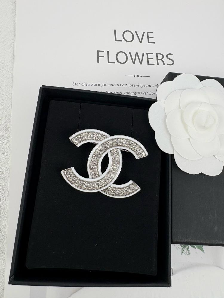 Xiaoxiangs early spring new white enamel full diamond inlaid highend silver broochtagName  Chanel broochtagId 11968215  professional lux