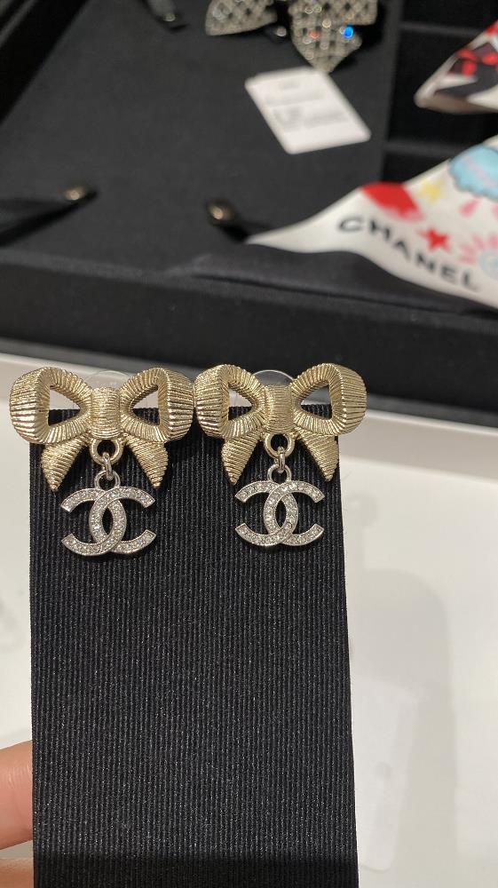 Product SharingLight Gold Bow Silver Double C Crystal Diamond EarringsHollow bow with gold and silver dual color design with carved linesFull of three