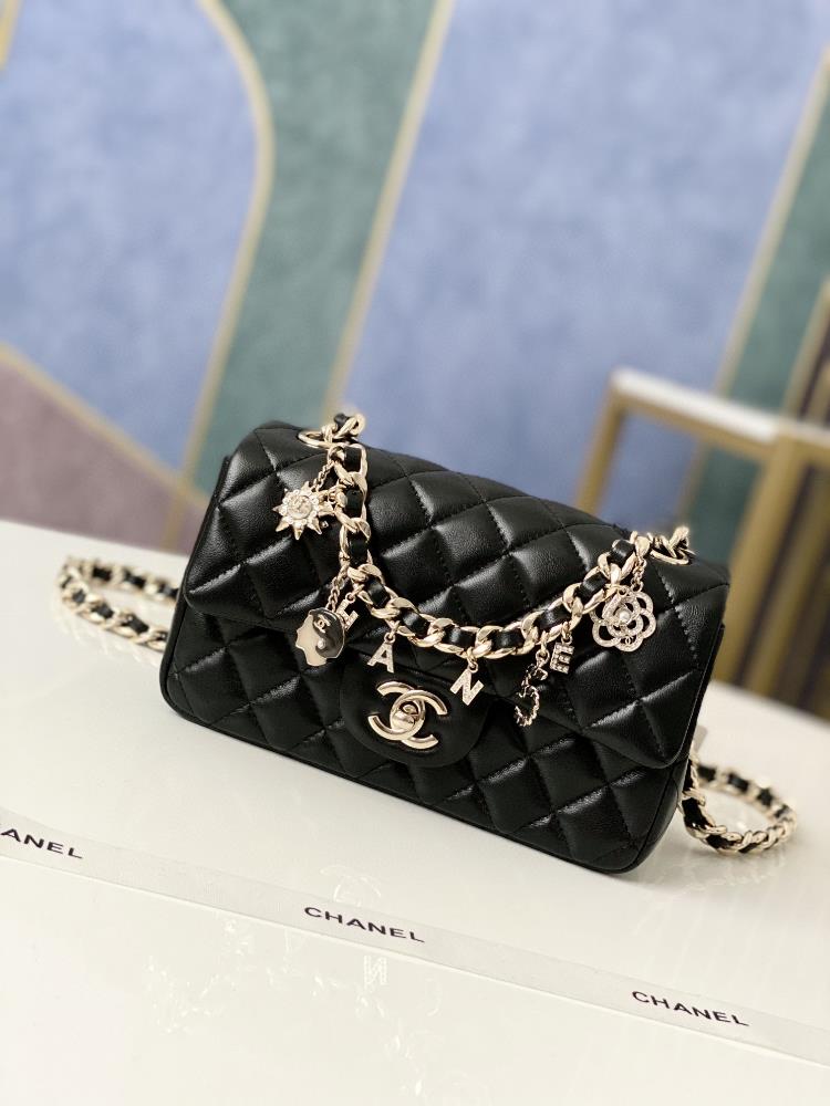 Hot selling itemLimited edition Chanel Mini CF pendant badge cover bag in stockEvery time we cant escape the badge design of the bag and this time