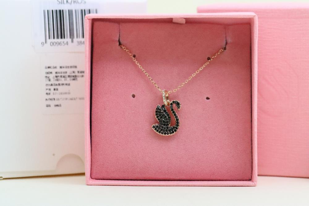 Rose gold winged black swan necklaceThis necklace features the classic Swarovski swan shape elegant and noble adding an elegant charm to you Swans