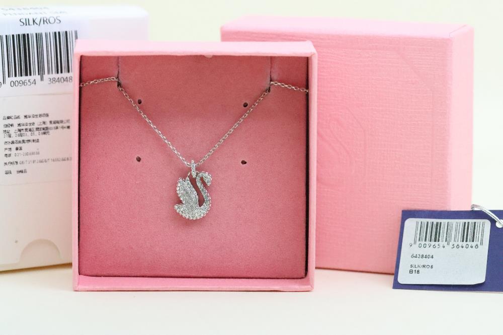 White Diamond Wing Spread Swan NecklaceThis necklace features the classic Swarovski swan shape elegant and noble adding an elegant charm to you Swa