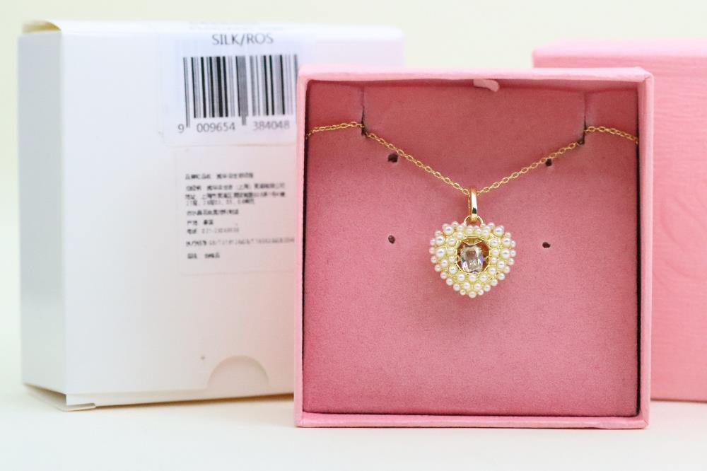 Heart pounding gold heartshaped collarbone necklaceThis romantic Swarovski pendant combines two hearts into one The rhodium plated pattern adopts a