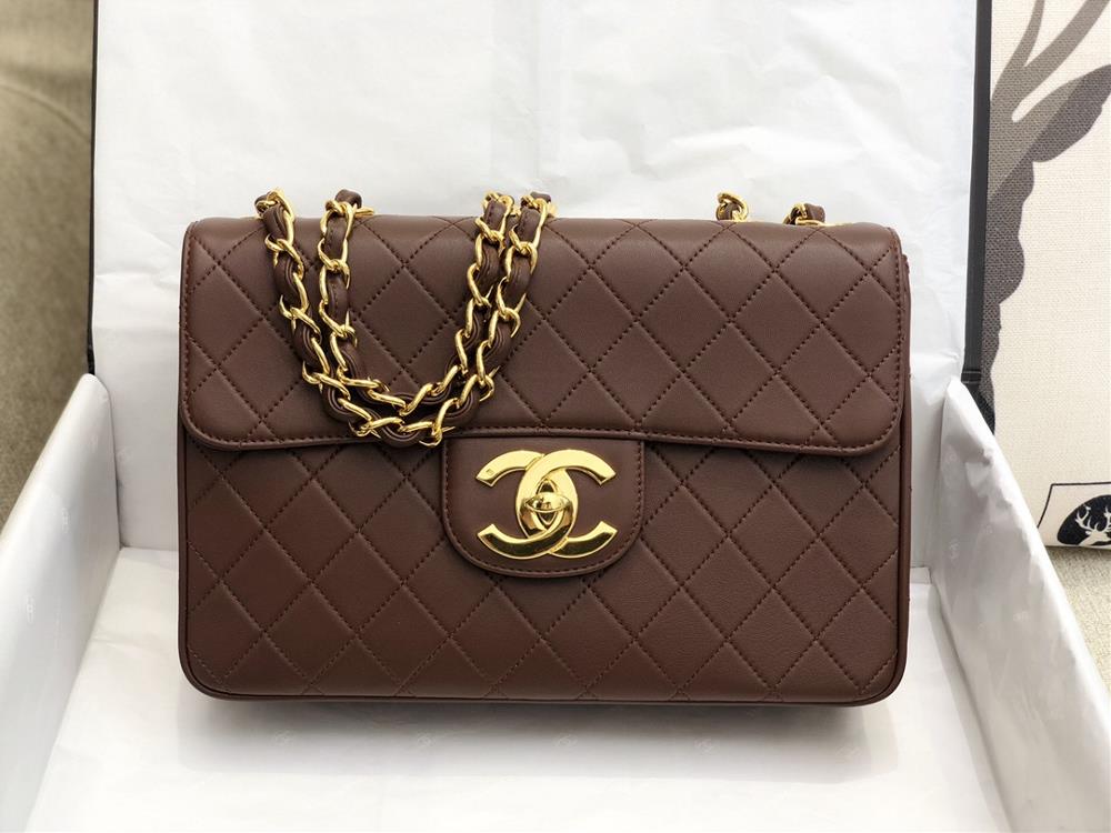 0CHANEL Vintage Collection A088 Single Lid Chain Big Bag Made of vintage metal each bag exudes its own classical charm The King size logo is cute s