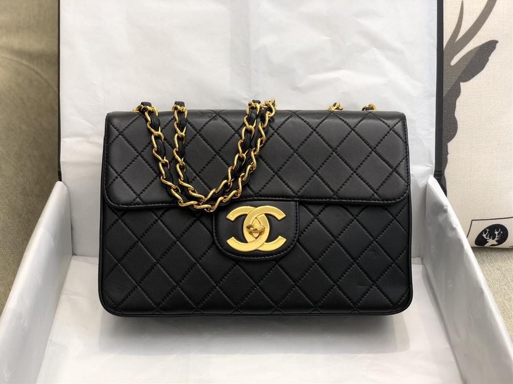 0CHANEL Vintage Collection A088 Single Lid Chain Big Bag Made of vintage metal each bag exudes its own classical charm The King size logo is cute s