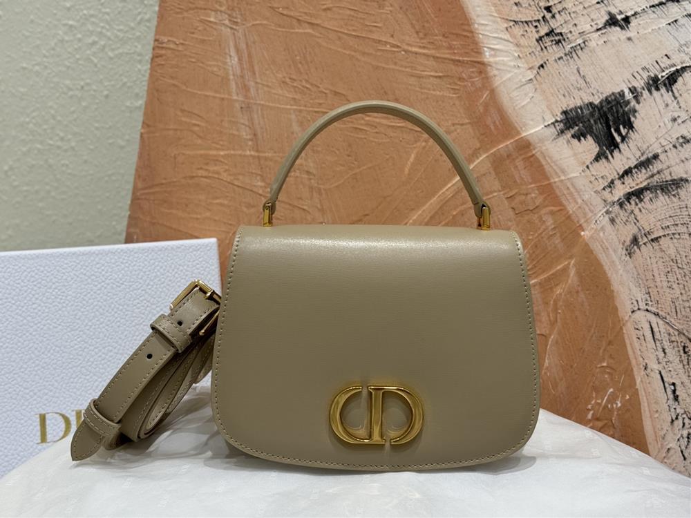 This 30 Montaigne Avenue Top Handle handbag is a new addition to the 2024 winter ready to wear collection showcasing an elegant and modern style with