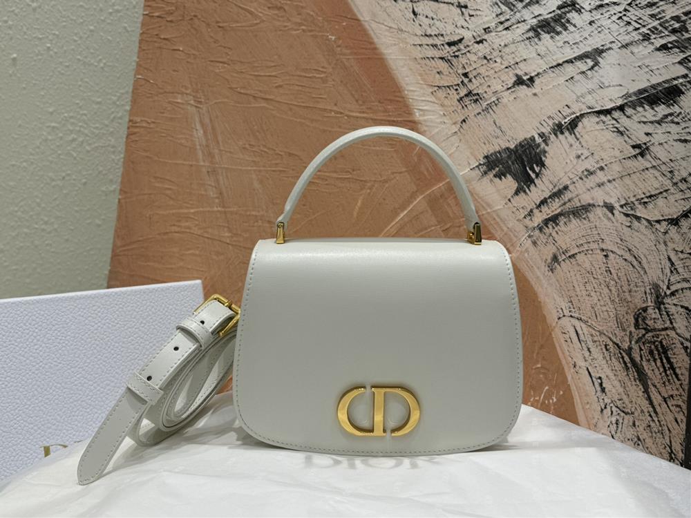 This 30 Montaigne Avenue Top Handle handbag showcases an elegant temperament and modern style with a unique style Crafted with exquisite durable a