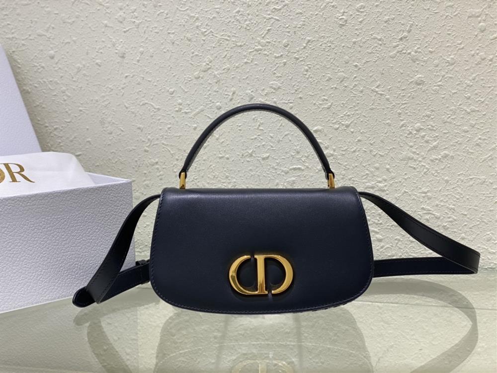 This 30 Montaigne Avenue Top Handle handbag showcases an elegant temperament and modern style with a unique style Carefully crafted with blue Obliqu