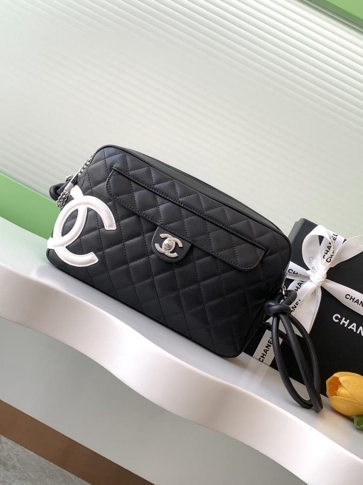 Chanel Kangpeng series black and white panda color camera bagI like Chanel Kangpeng series This camera bag is also a collection of every color Wow