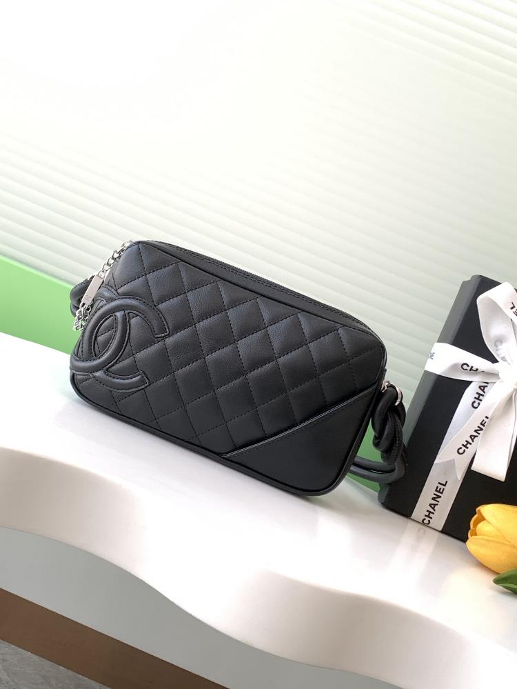 Chanel Kangpeng series black with black panda color underarm bagI like the Chanel Kangpeng series This underarm bag is also a collection of every col