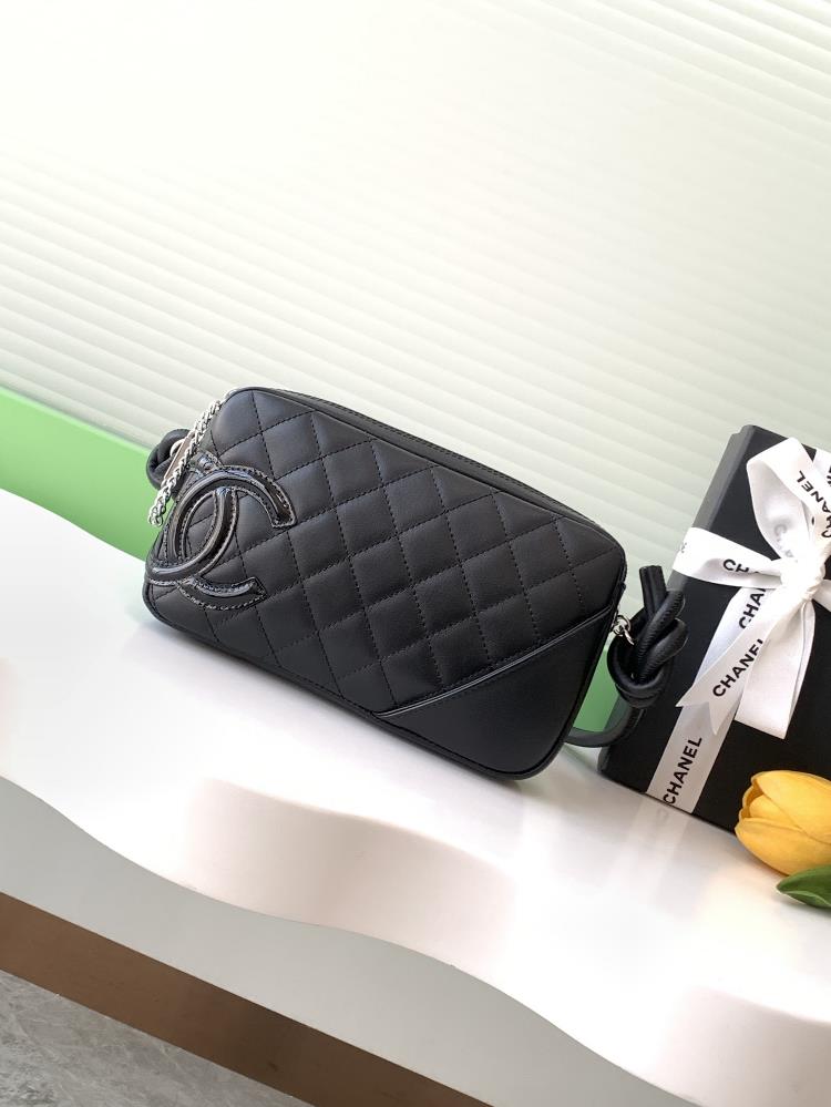 Chanel Kangpeng series black matching patent leather black panda color underarm bagI like the Chanel Kangpeng series This underarm bag is also a coll