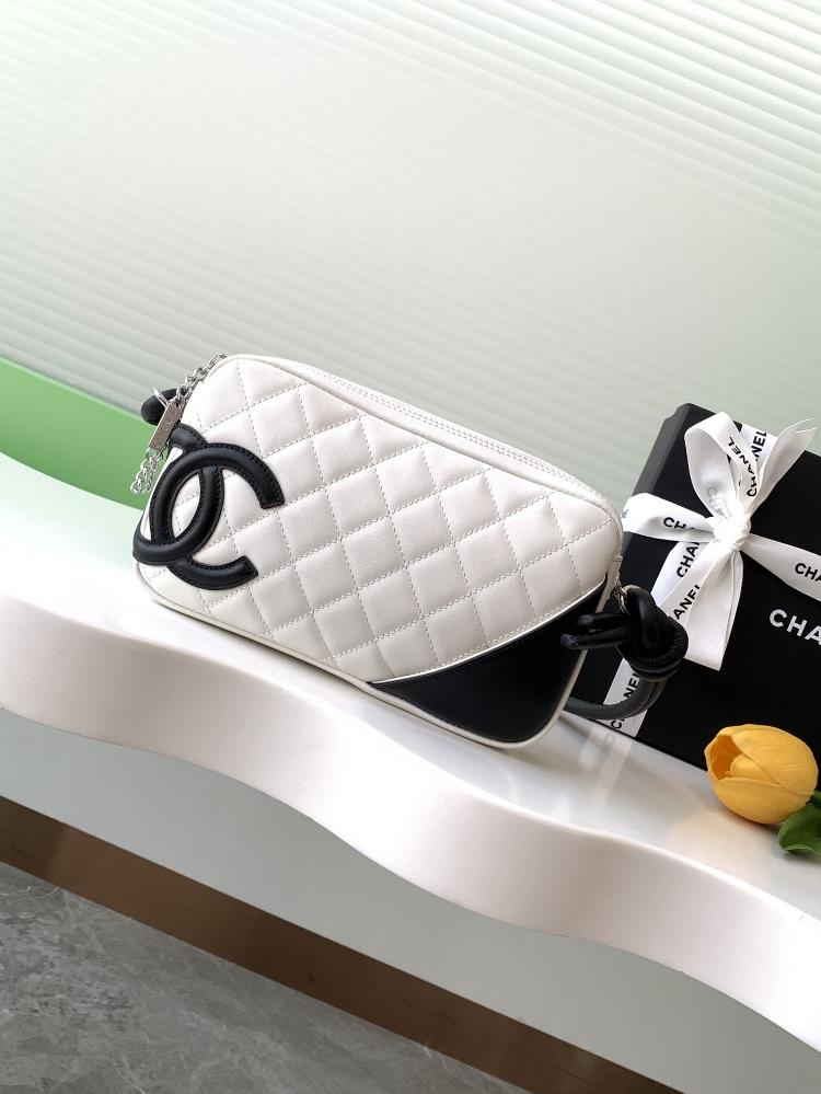 Chanel Kangpeng series white with black panda color underarm bagI like the Chanel Kangpeng series This underarm bag is also a collection of every col